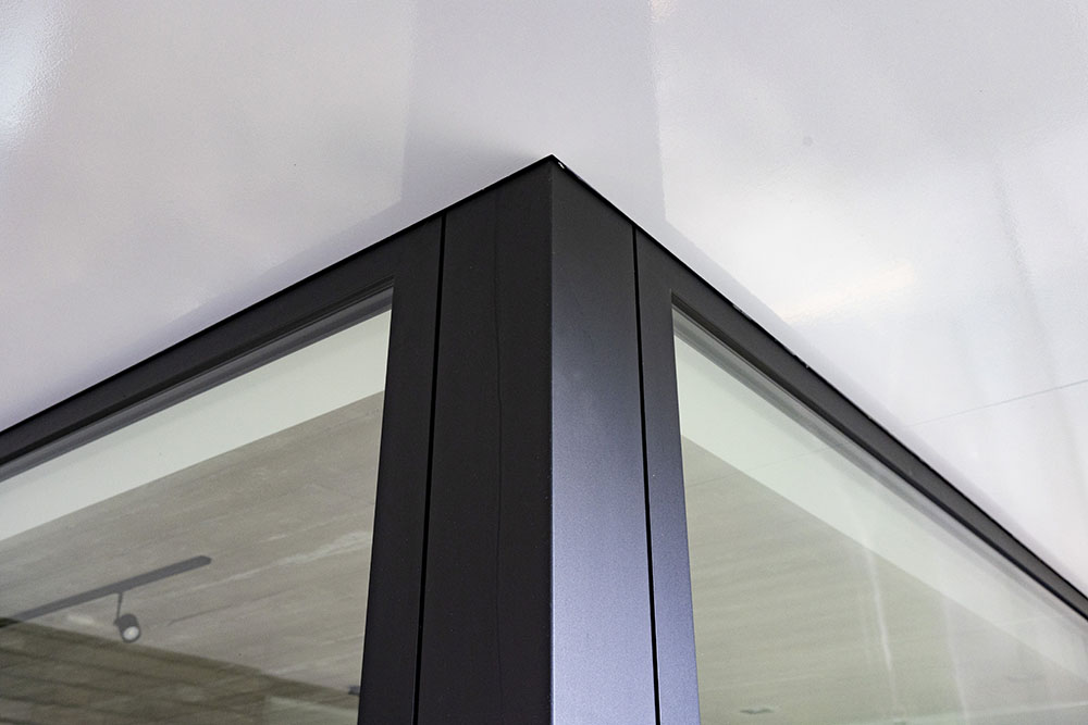 Zwarte aluminium ramen en deuren nieuwbouwwoning Reusel