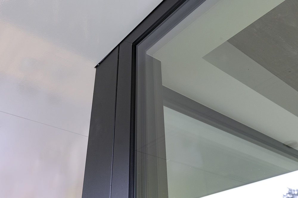 Zwarte aluminium ramen en deuren nieuwbouwwoning Reusel